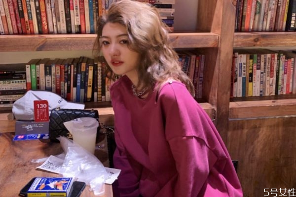 寬松衛(wèi)衣搭配什么下裝 穿衛(wèi)衣配什么褲子好看 寬松衛(wèi)衣搭配什么下裝 穿衛(wèi)衣配什么褲子好看