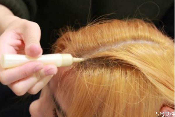 頭發(fā)漂染后干枯毛躁怎么辦 漂過的頭發(fā)只能剪掉么 頭發(fā)漂染后干枯毛躁怎么辦 漂過的頭發(fā)只能剪掉么