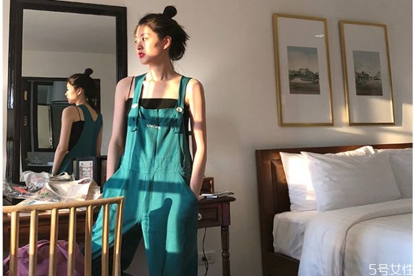 背帶褲搭配什么鞋子 什么身材不適合背帶褲 背帶褲搭配什么鞋子 什么身材不適合背帶褲