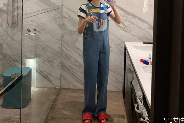 背帶褲扣子壞了小妙招 背帶褲怎樣搭配鞋子 背帶褲扣子壞了小妙招 背帶褲怎樣搭配鞋子