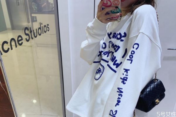 長款衛(wèi)衣怎么搭配 中長款衛(wèi)衣下面搭配什么 長款衛(wèi)衣怎么搭配 中長款衛(wèi)衣下面搭配什么