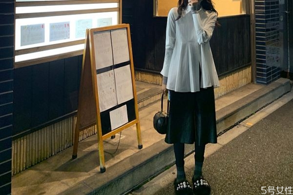 皮褲配什么鞋子好 皮褲搭配鞋子技巧 皮褲配什么鞋子好 皮褲搭配鞋子技巧