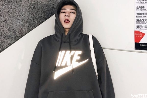 男生衛(wèi)衣配什么褲子好看 男生連帽衛(wèi)衣搭配褲子 男生衛(wèi)衣配什么褲子好看 男生連帽衛(wèi)衣搭配褲子