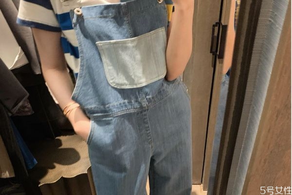 白色背帶褲配什么顏色上衣 黑色背帶褲配什么顏色上衣 白色背帶褲配什么顏色上衣 黑色背帶褲配什么顏色上衣