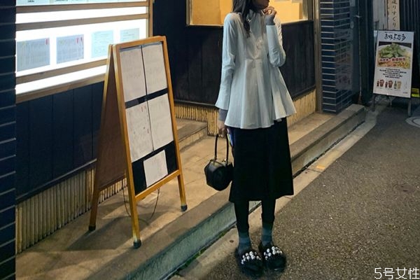 皮褲掉皮發(fā)霉出褶去除小妙招 pu皮褲清洗方法 皮褲掉皮發(fā)霉出褶去除小妙招 pu皮褲清洗方法