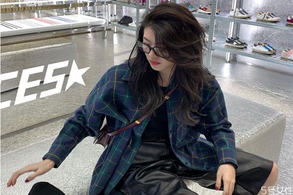 皮褲搭配什么衣服 皮褲搭配方法 皮褲搭配什么衣服 皮褲搭配方法