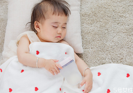 幼兒腹脹腹痛怎么辦 幼兒腹脹吃什么水果好 幼兒腹脹腹痛怎么辦 幼兒腹脹吃什么水果好