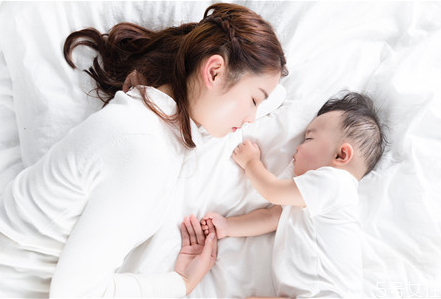 小兒急性腸胃炎反復(fù)發(fā)燒怎么辦 小兒急性腸胃炎需要輸液?jiǎn)? alt=