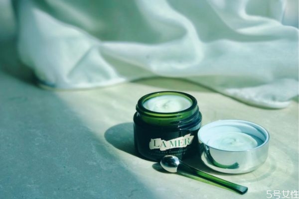 使用眼霜會(huì)不會(huì)長(zhǎng)斑 眼霜可以淡化斑點(diǎn)嗎 使用眼霜會(huì)不會(huì)長(zhǎng)斑 眼霜可以淡化斑點(diǎn)嗎