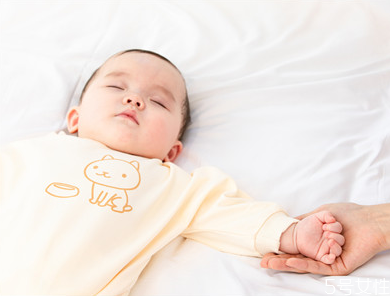 嬰兒干性濕疹是因?yàn)闊岬膯?干性濕疹如何止癢 嬰兒干性濕疹是因?yàn)闊岬膯?干性濕疹如何止癢