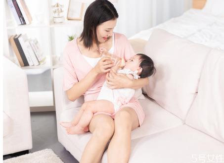 早產(chǎn)兒可以去游泳嗎 早產(chǎn)寶寶怎么喂養(yǎng) 早產(chǎn)兒可以去游泳嗎 早產(chǎn)寶寶怎么喂養(yǎng)