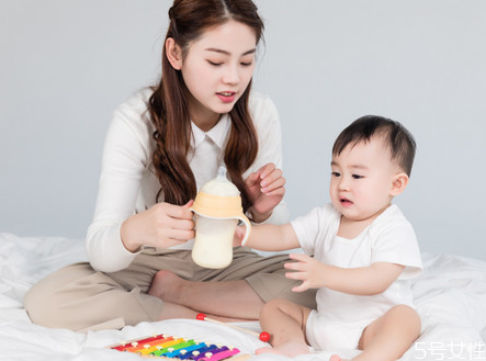 早產(chǎn)兒可以去游泳嗎 早產(chǎn)寶寶怎么喂養(yǎng) 早產(chǎn)兒可以去游泳嗎 早產(chǎn)寶寶怎么喂養(yǎng)