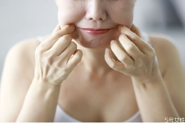 礦泉水噴臉對皮膚有什么用 礦泉水對肌膚的保養(yǎng)有好處么 礦泉水噴臉對皮膚有什么用 礦泉水對肌膚的保養(yǎng)有好處么