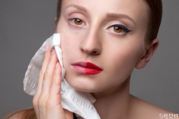 挑完粉刺后可以洗臉嗎 挑完粉刺后可以敷補(bǔ)水面膜嗎 挑完粉刺后可以洗臉嗎 挑完粉刺后可以敷補(bǔ)水面膜嗎