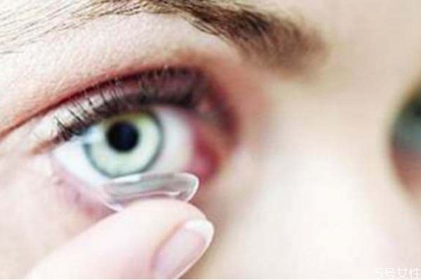 戴美瞳老是眨眼怎么辦 第一次戴美瞳戴多久 戴美瞳老是眨眼怎么辦 第一次戴美瞳戴多久