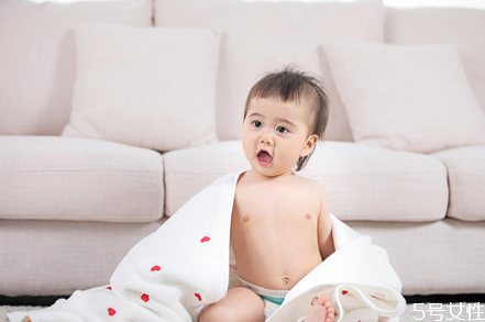 冬天給寶寶洗澡室內(nèi)多少度合適 冬天給寶寶洗澡注意事項(xiàng) 冬天給寶寶洗澡室內(nèi)多少度合適 冬天給寶寶洗澡注意事項(xiàng)