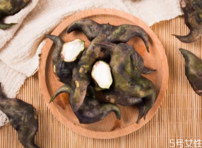 菱角紅色和綠色的區(qū)別 菱角沒煮熟吃了會中毒嗎 菱角紅色和綠色的區(qū)別 菱角沒煮熟吃了會中毒嗎