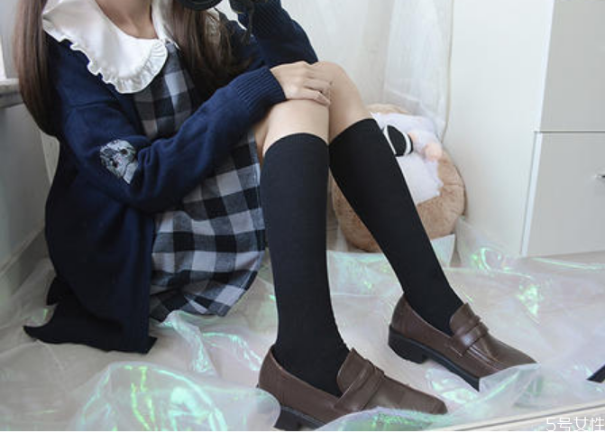 哪個(gè)長(zhǎng)度的jk襪顯腿細(xì) 小腿粗的女生穿jk制服時(shí)適合哪種襪子 哪個(gè)長(zhǎng)度的jk襪顯腿細(xì) 小腿粗的女生穿jk制服時(shí)適合哪種襪子