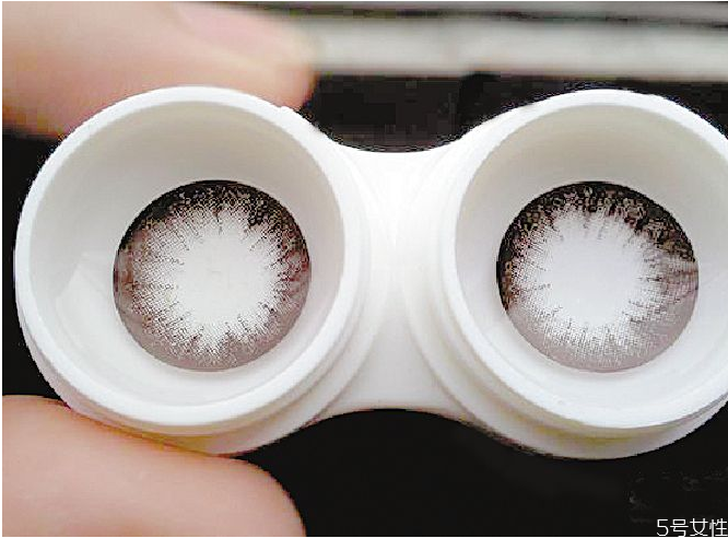 美瞳泡在卸妝水里怎么辦 美瞳泡在卸妝水里還能用嗎 美瞳泡在卸妝水里怎么辦 美瞳泡在卸妝水里還能用嗎