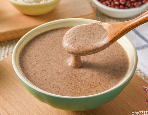 來月經(jīng)能喝紅豆薏米粉嗎 紅豆薏米粉的正確吃法 來月經(jīng)能喝紅豆薏米粉嗎 紅豆薏米粉的正確吃法