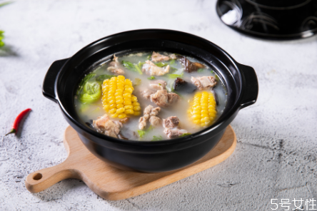 砂鍋煮飯?jiān)趺粗蟛粫?huì)糊 砂鍋煮糊了怎么洗干凈 砂鍋煮飯?jiān)趺粗蟛粫?huì)糊 砂鍋煮糊了怎么洗干凈