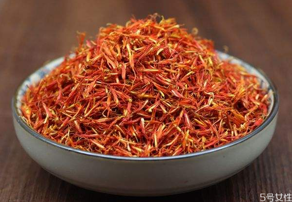 川紅花泡水一次放多少 川紅花和藏紅花的區(qū)別 川紅花泡水一次放多少 川紅花和藏紅花的區(qū)別