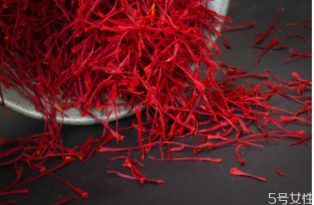 川紅花泡水一次放多少 川紅花和藏紅花的區(qū)別 川紅花泡水一次放多少 川紅花和藏紅花的區(qū)別