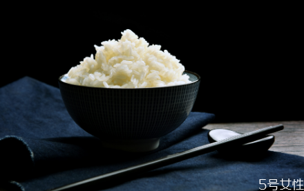 米飯?jiān)趺凑粢涣R涣5?剩飯熬粥好不好 米飯?jiān)趺凑粢涣R涣5?剩飯熬粥好不好