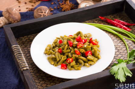 腌酸豆角用不用熱水焯 酸豆角太酸了怎么補(bǔ)救 腌酸豆角用不用熱水焯 酸豆角太酸了怎么補(bǔ)救