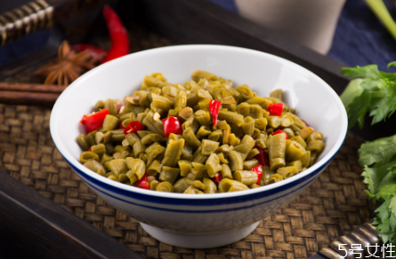 腌酸豆角用不用熱水焯 酸豆角太酸了怎么補(bǔ)救 腌酸豆角用不用熱水焯 酸豆角太酸了怎么補(bǔ)救