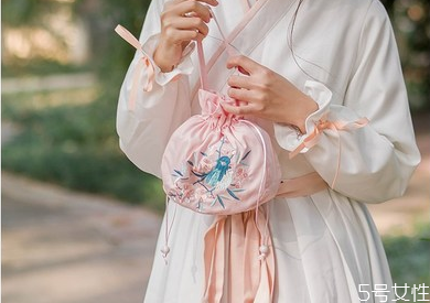穿漢服背什么樣的包包 漢服包包推薦 穿漢服背什么樣的包包 漢服包包推薦