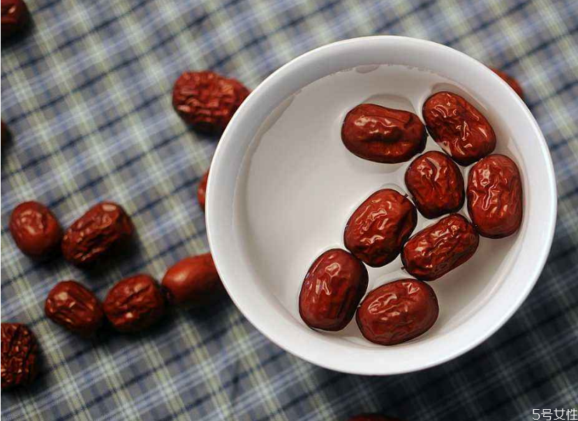 小寶寶能吃紅棗嗎 兒童吃棗會(huì)導(dǎo)致早熟嗎 小寶寶能吃紅棗嗎 兒童吃棗會(huì)導(dǎo)致早熟嗎