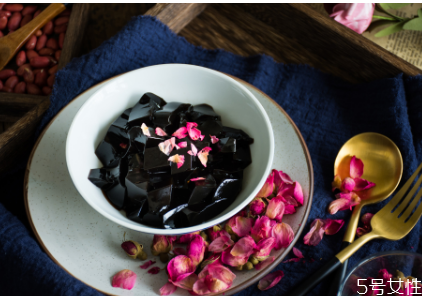 龜苓膏含有黑色素嗎 龜苓膏吃多了對(duì)身體有什么影響 龜苓膏含有黑色素嗎 龜苓膏吃多了對(duì)身體有什么影響