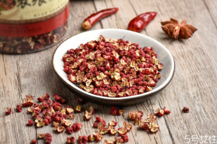 花椒變黑了還能吃嗎 花椒和胡椒有什么不同 花椒變黑了還能吃嗎 花椒和胡椒有什么不同