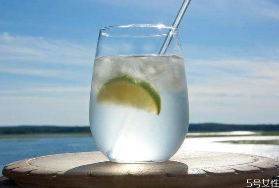 喝蘇打水拉肚子是怎么回事 蘇打水敷臉有什么作用和功效 喝蘇打水拉肚子是怎么回事 蘇打水敷臉有什么作用和功效