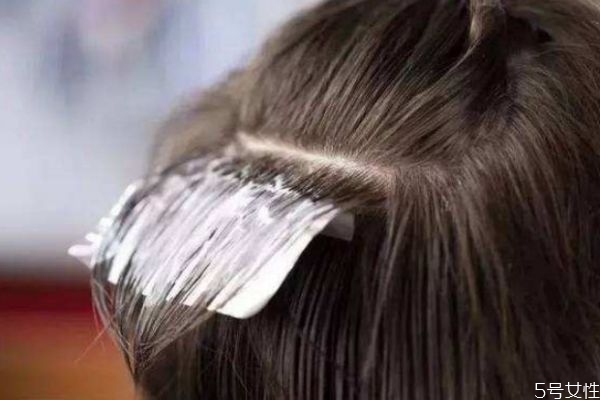 染發(fā)后用什么洗發(fā)水 染發(fā)后怎么樣護理頭發(fā) 染發(fā)后用什么洗發(fā)水 染發(fā)后怎么樣護理頭發(fā)