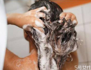 洗衣粉能洗頭發(fā)嗎 用洗衣粉洗頭發(fā)會(huì)怎樣 洗衣粉能洗頭發(fā)嗎 用洗衣粉洗頭發(fā)會(huì)怎樣