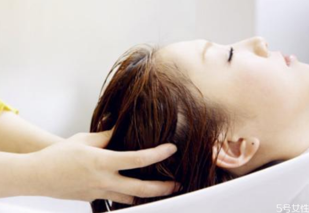 洗衣粉能洗頭發(fā)嗎 用洗衣粉洗頭發(fā)會(huì)怎樣 洗衣粉能洗頭發(fā)嗎 用洗衣粉洗頭發(fā)會(huì)怎樣