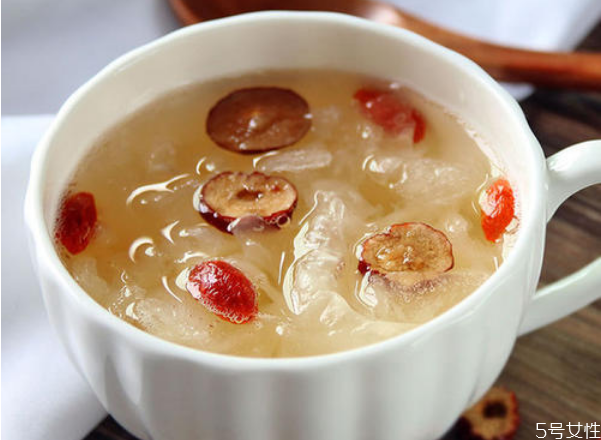 枸杞能和冰糖一起泡嗎 枸杞和冰糖泡在一起有什么功效 枸杞能和冰糖一起泡嗎 枸杞和冰糖泡在一起有什么功效