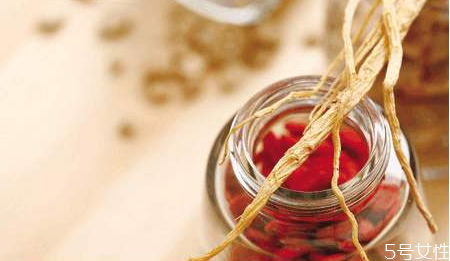 枸杞泡酒是浮的好還是沉的好 枸杞可以長期泡在酒里嗎 枸杞泡酒是浮的好還是沉的好 枸杞可以長期泡在酒里嗎