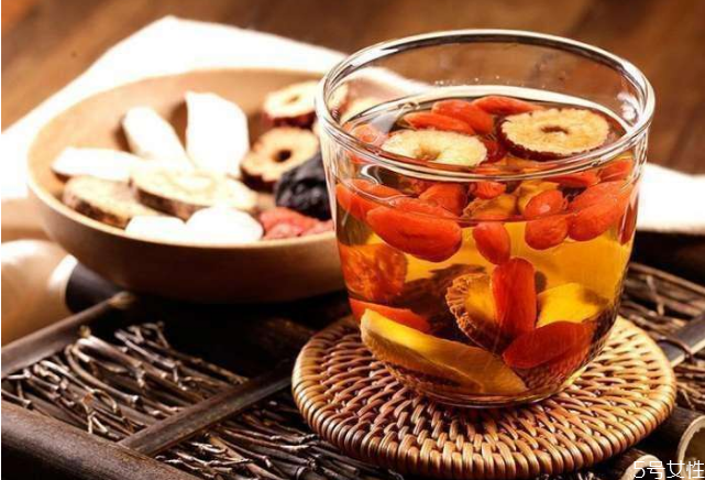 枸杞泡酒是浮的好還是沉的好 枸杞可以長期泡在酒里嗎 枸杞泡酒是浮的好還是沉的好 枸杞可以長期泡在酒里嗎