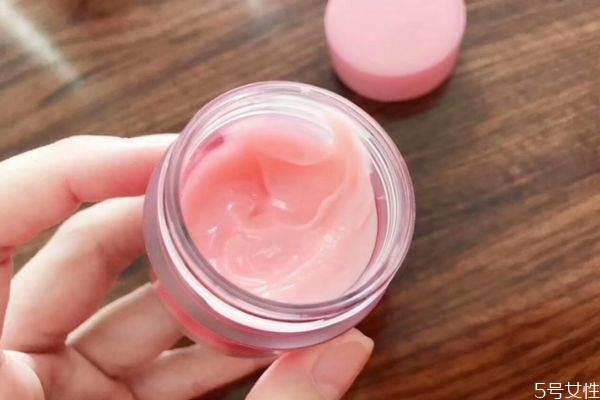 經常使用唇膜會怎么樣 唇膜可以用手涂嗎 經常使用唇膜會怎么樣 唇膜可以用手涂嗎