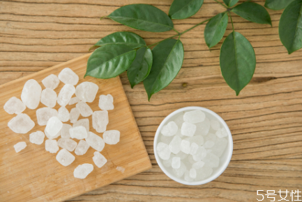 冰糖為什么有白有黃 黃冰糖和白冰糖的區(qū)別 冰糖為什么有白有黃 黃冰糖和白冰糖的區(qū)別