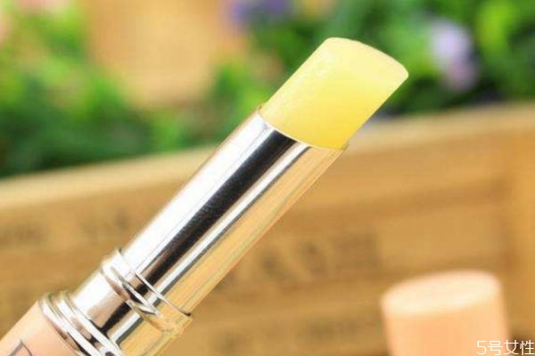 過期的唇膏涂了會怎樣 護(hù)唇膏的主要作用