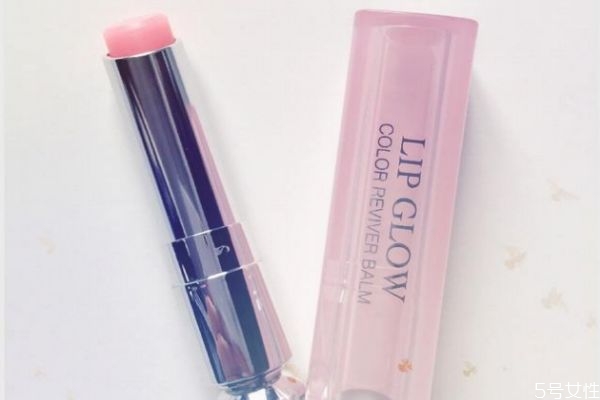 變色唇膏對(duì)嘴唇的危害 潤(rùn)唇膏和變色唇膏的區(qū)別 變色唇膏對(duì)嘴唇的危害 潤(rùn)唇膏和變色唇膏的區(qū)別