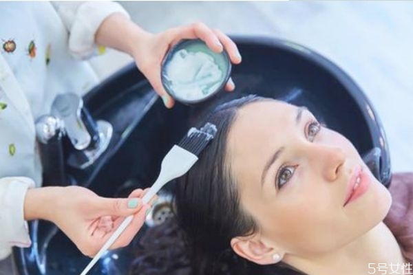 自己在家染發(fā)怎么洗 自己染發(fā)后可以用洗發(fā)水嗎 自己在家染發(fā)怎么洗 自己染發(fā)后可以用洗發(fā)水嗎