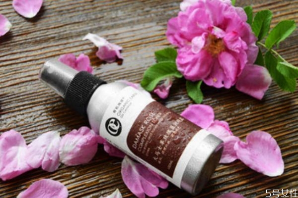 純露直接噴臉好還是濕敷好 純露直接拍臉還是噴臉效果好 純露直接噴臉好還是濕敷好 純露直接拍臉還是噴臉效果好