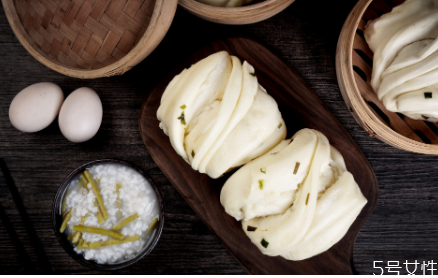 花卷為什么蒸出來發(fā)黃 花卷熱量高還是饅頭熱量高 花卷為什么蒸出來發(fā)黃 花卷熱量高還是饅頭熱量高