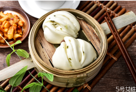 花卷為什么蒸出來發(fā)黃 花卷熱量高還是饅頭熱量高 花卷為什么蒸出來發(fā)黃 花卷熱量高還是饅頭熱量高