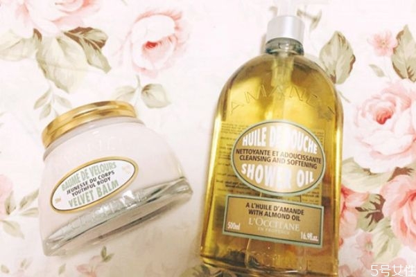 沐浴油和沐浴啫喱區(qū)別 沐浴啫喱和沐浴露有什么區(qū)別 沐浴油和沐浴啫喱區(qū)別 沐浴啫喱和沐浴露有什么區(qū)別